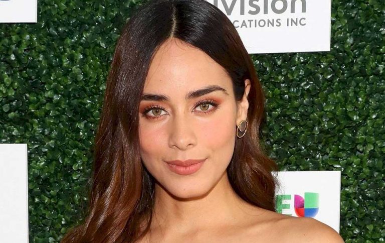 Esmeralda Pimentel muestra orgullosa su cuerpo desnudo con estrías