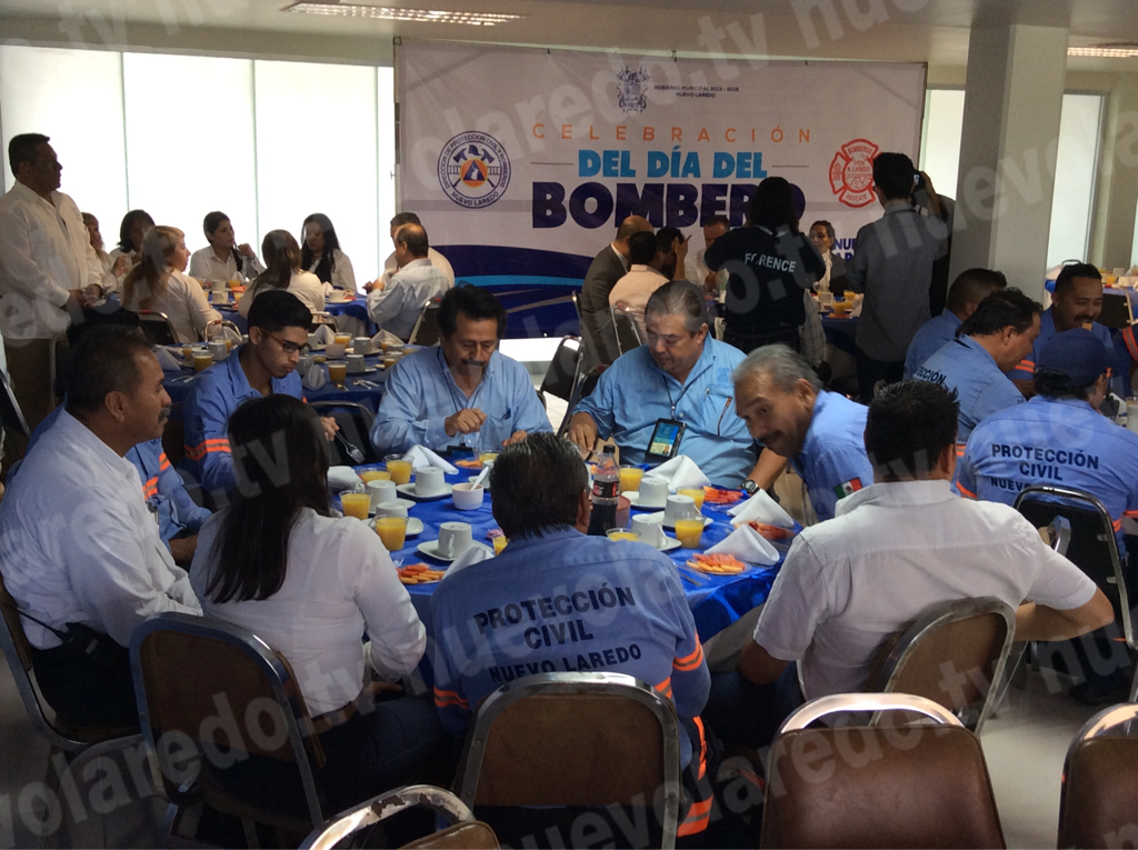 Momentos en que rescatistas celebraban su día con una comida acompañados del alcalde. Foto: nuevolaredo.tv
