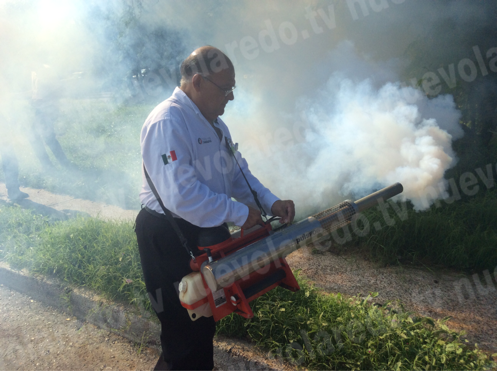El propio doctor Manlio Fabio Benavides, comenzó con la fumigación en la colonia Mirador. Foto: nuevolaredo.tv