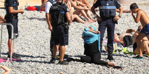 Policías obligan a una mujer a quitarse el ‘burkini’ en una playa de Niza / Foto: Agencia