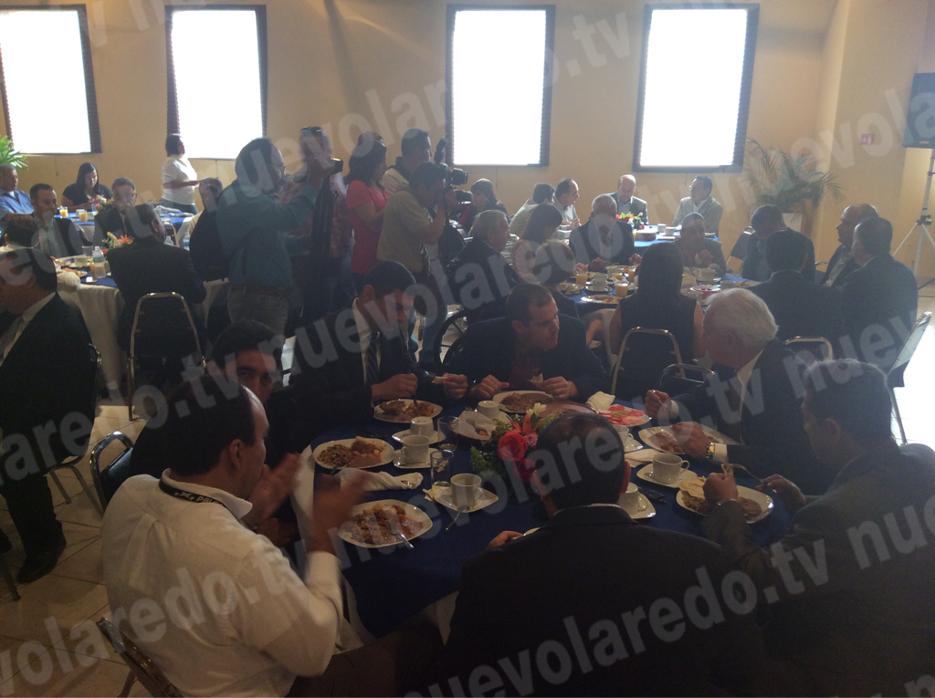 Los asistentes tuvieron un desayunaron con el alcalde. Foto: nuevolaredo.tv