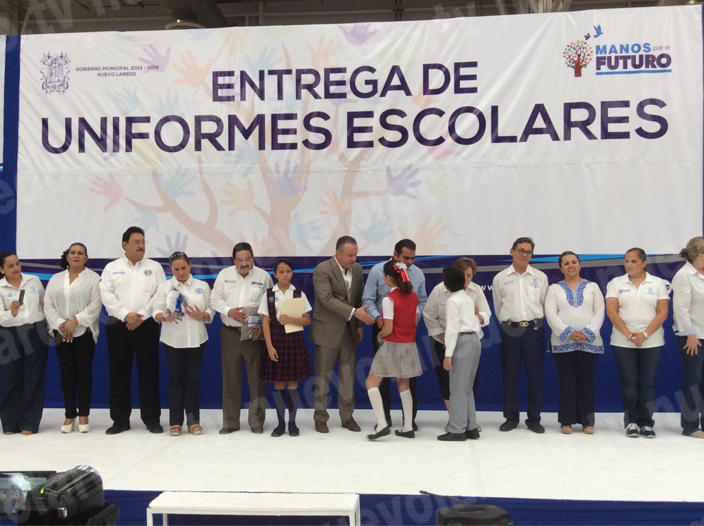 Varias escuelas y secundarias recibieron de manera simbólica los uniformes. Foto: nuevolaredo.tv
