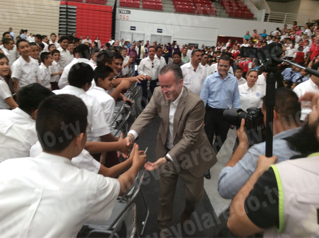 Momentos en que el alcalde recibió un caluroso saludo de los estudiantes. Foto: nuevolaredo.tv