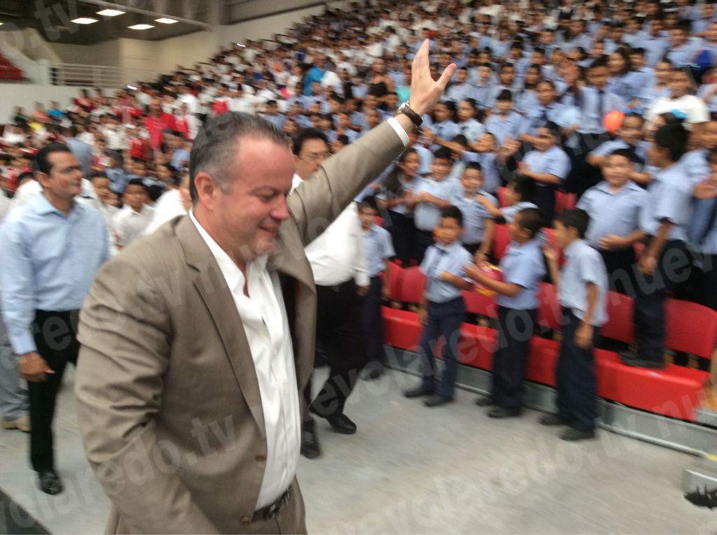 Carlos Canturosas Villarreal saludando a los estudiantes presentes en el Polyforum. Foto: nuevolaredo.tv