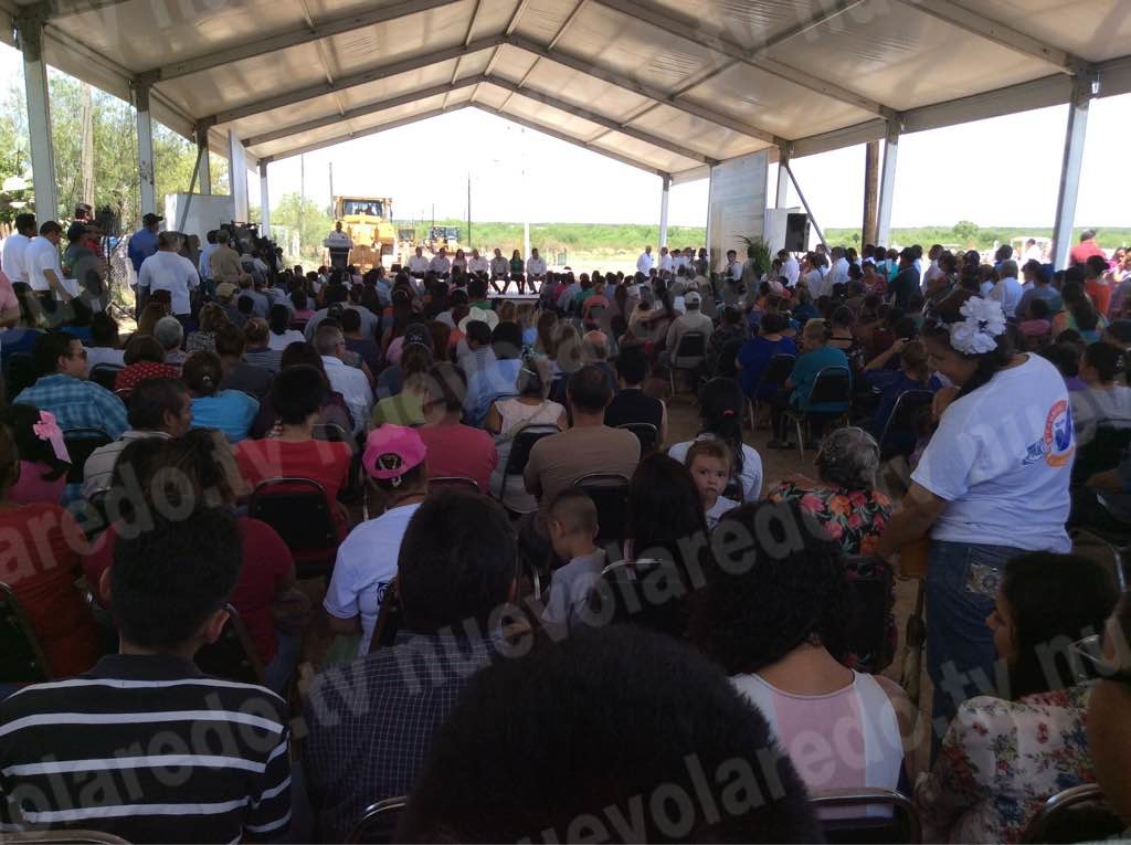 Cientos de vecinos acudieron a la última visita del gobernador. Foto: nuevolaredo.tv