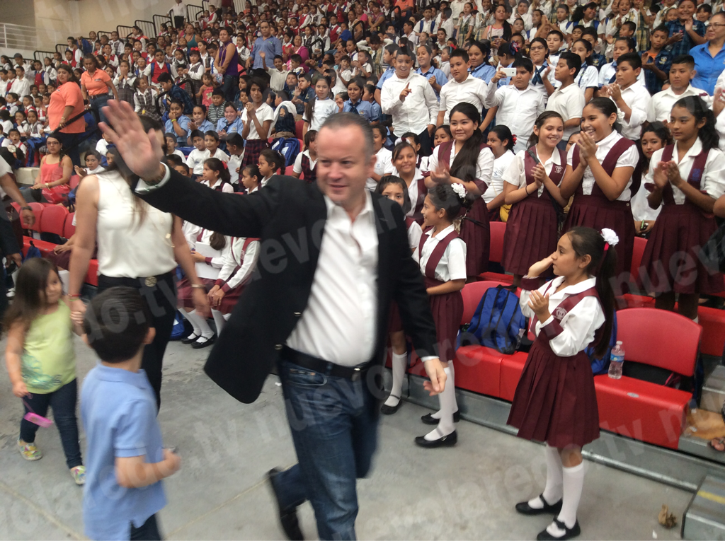 Carlos Canturosas Villarreal, saludando a los estudiantes de la secundaria. FtNo o: nuevolaredo.tv