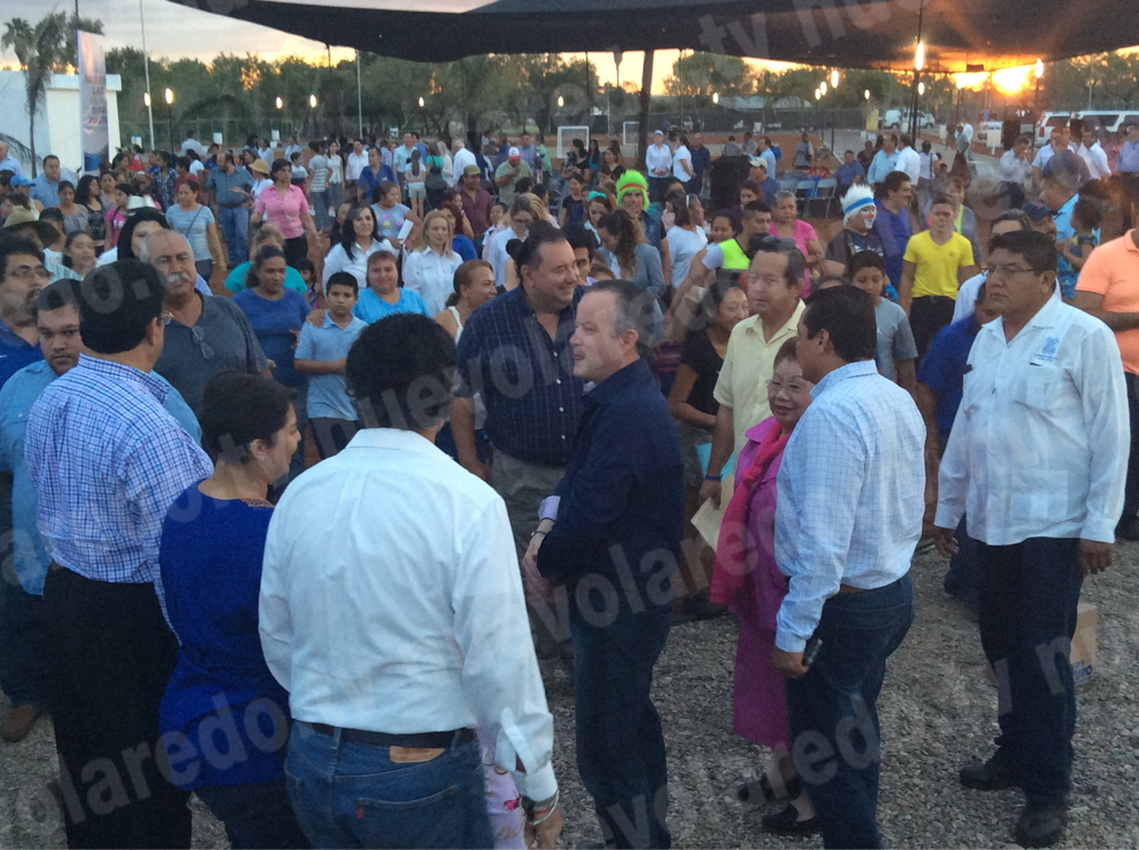 Cientos de familias acompañaron al alcalde al recorrido. Foto: nuevolaredo.tv