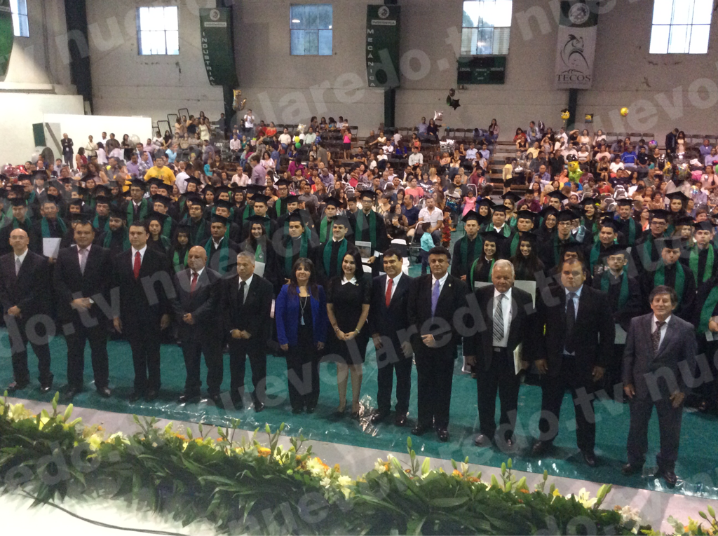 Autoridades educativas, militares y del gobierno estuvieron presentes en la graduación. Foto: nuevolaredo.tv