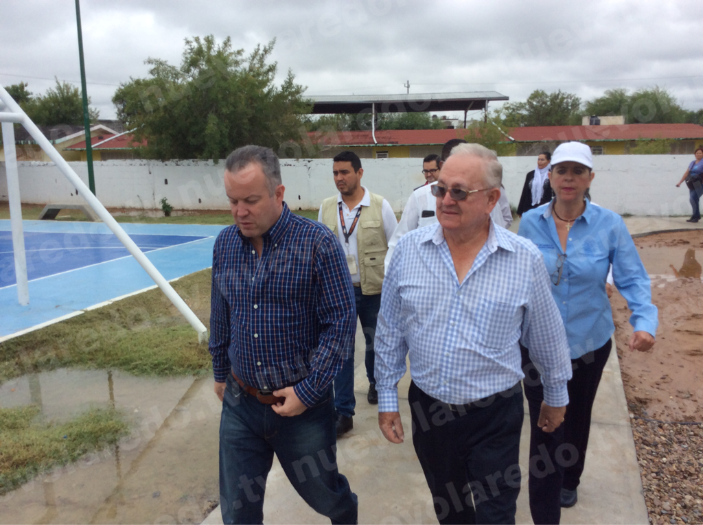 El alcalde Carlos Canturosas Villaral fue acompañado por el presidente municipal suplente Rubén Bazán además de otros funcionarios del municipio. Foto: nuevolaredo.tv