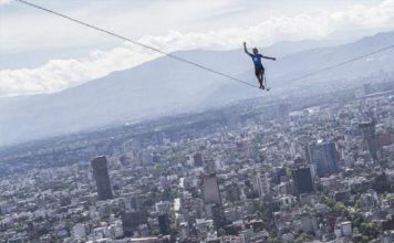 Bate records al cruzar reforma sobre cuerda a 24 metros de altura (VIDEO)