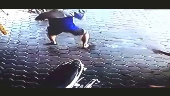 Hombre salva a dos niños de ser atropellados (VIDEO)