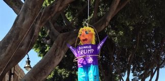 Queman figura de Trump en Puebla