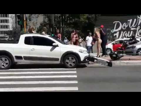 Estrella su coche por mirar a chicas en bikini (VIDEO)