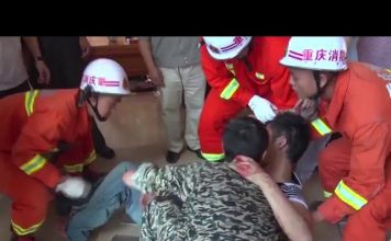 Rescatan a hombre a punto de ser partido en 2 por un elevador (VIDEO)