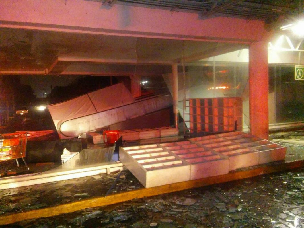 DestrucciA?n en Chedraui por tormenta con granizo en Nuevo