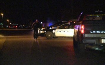 Se atrinchera ex policía armado en casa y causa pánico en Laredo, Texas