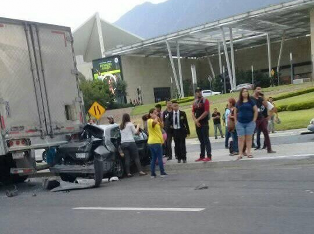 Fallecen 4 estudiantes al chocar contra tráiler en Monterrey
