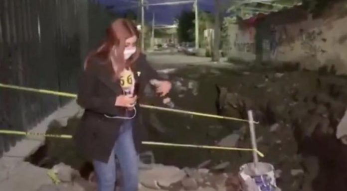 Camarógrafo de Telediario cae a socavón mientras transmitía en vivo en CDMX (VIDEO)