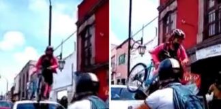 Ciclista pasa por encima de automóvil que obstruía ciclovía en Querétaro